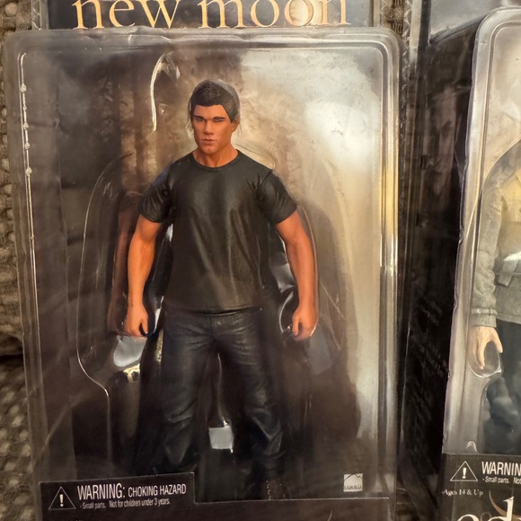 Twilight Action Dolls - Bella, Edward, Jacob (New Moon) and Alice (New Moon) - Picture 5 of 10